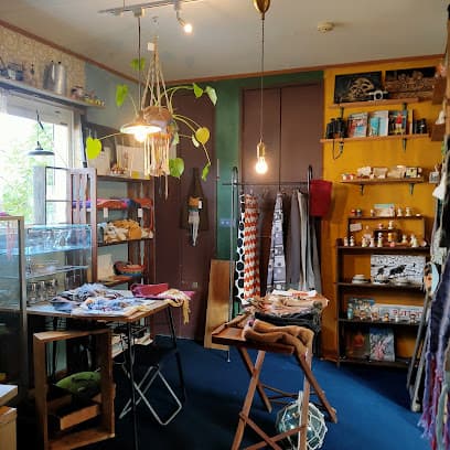 雑貨屋つきもも